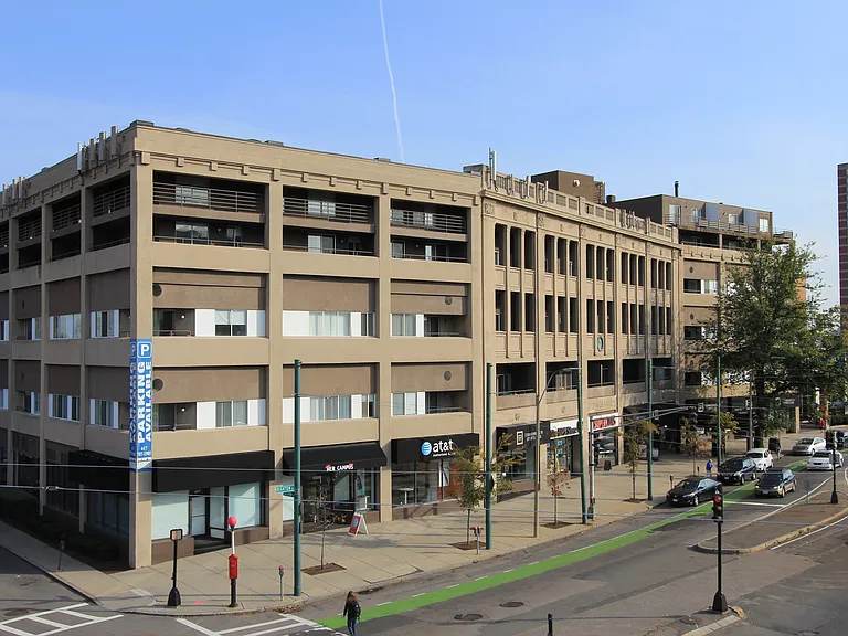 Atrium On Commonwealth — Photo 9