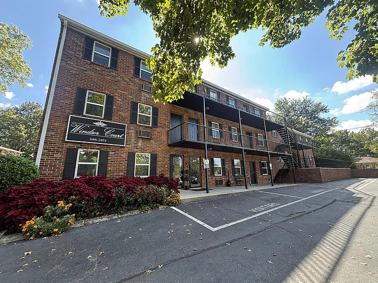Windsor Court Apartments — Photo 8