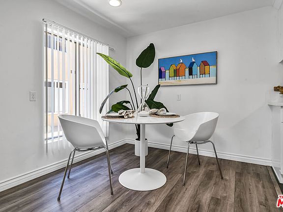 3rd image of 933 11th St APT 15