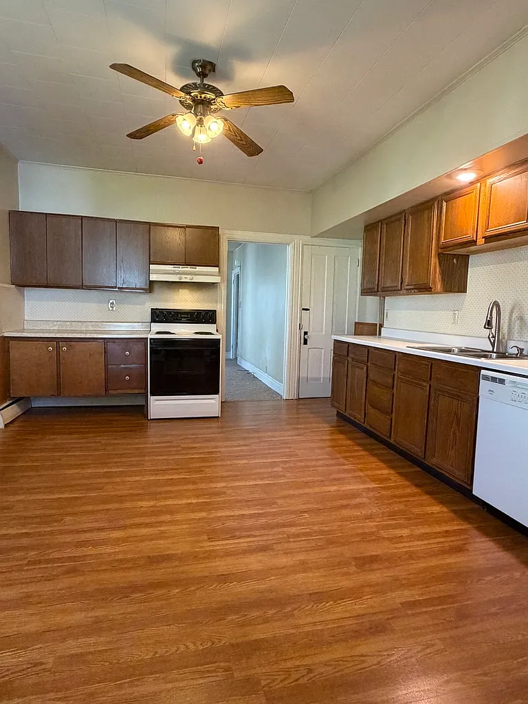 3 bed, 1.5 bath, 1400 sqft, $1,800 — Photo 1