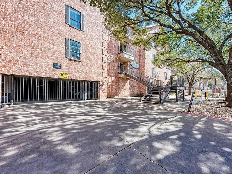 2401 Leon St #300 — Photo 4