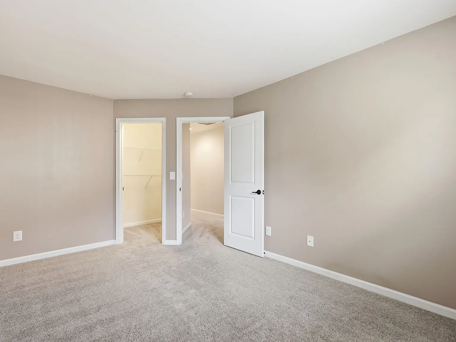 3 bed, 2.5 bath, 1750 sqft, $1,949 — Photo 2