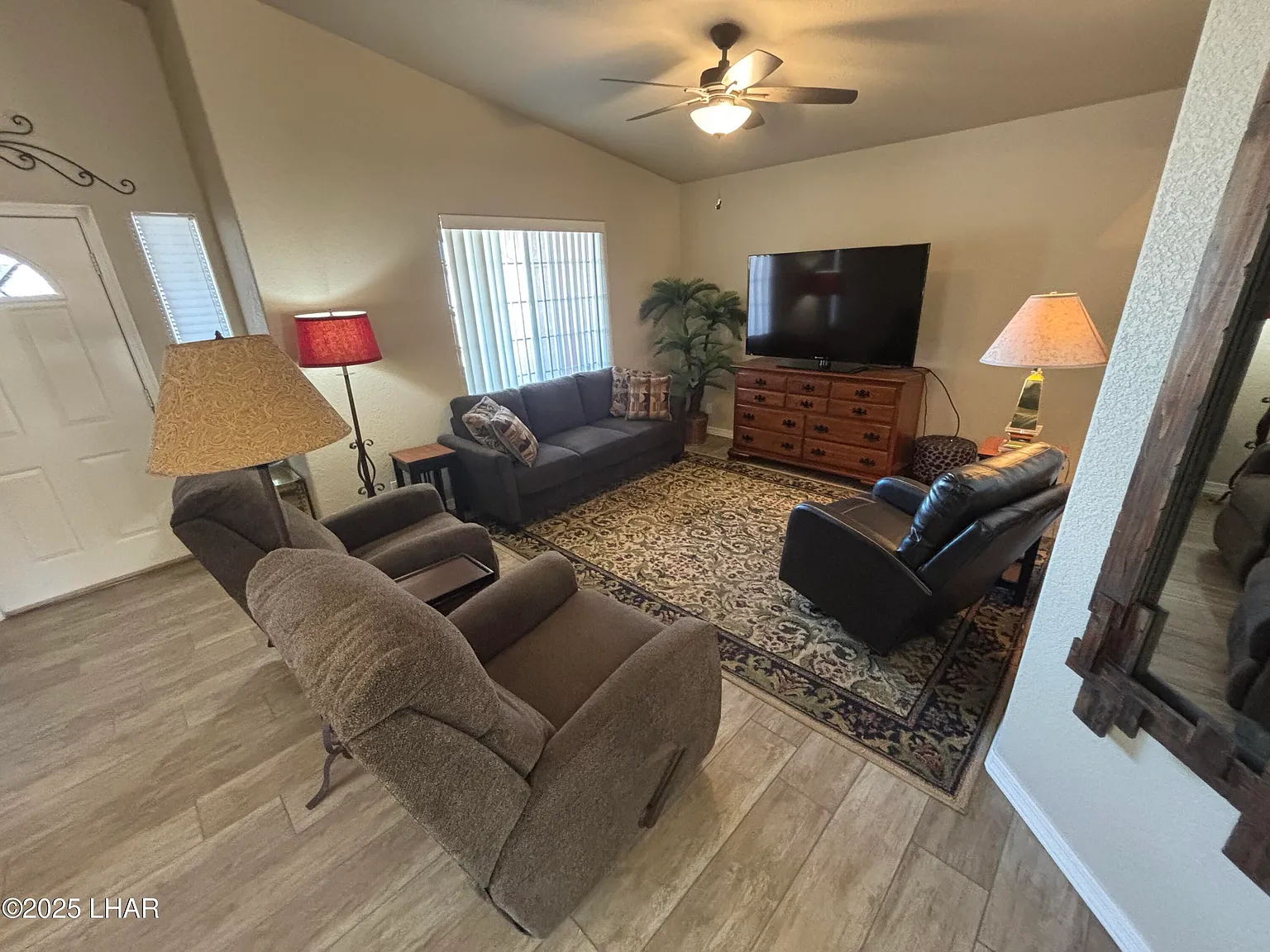 3 bed, 2.0 bath, 1887 sqft, $2,300 — Photo 3