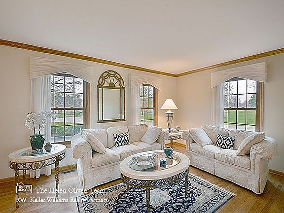 3rd image of 2 Newbury Ct