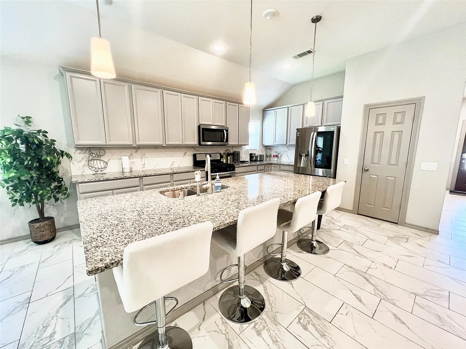 4 bed, 3.0 bath, 2192 sqft, $3,400 — Photo 4