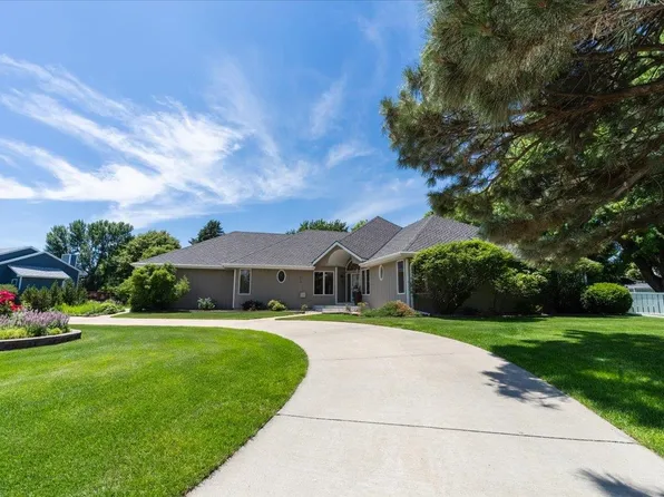 818 N Shore Dr, Hastings, NE 68901