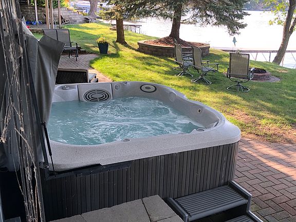 jacuzzi hot tub included