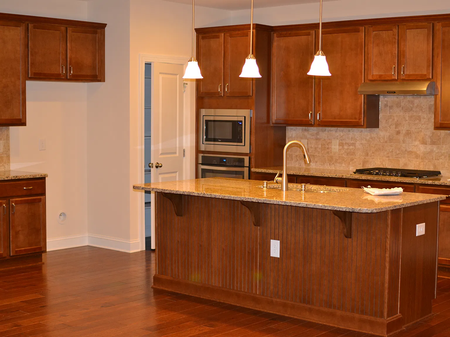 3 bed, 2.5 bath, 2512 sqft, $2,450 — Photo 3