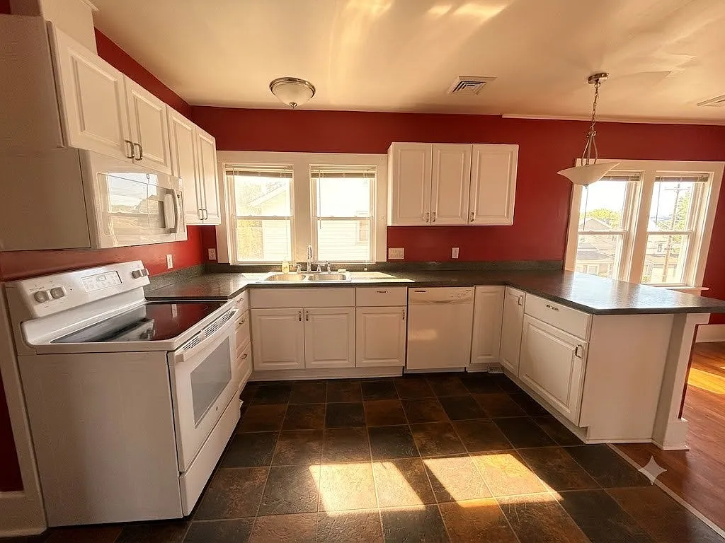 2 bed, 1.0 bath, 1000 sqft, $1,300 — Photo 2