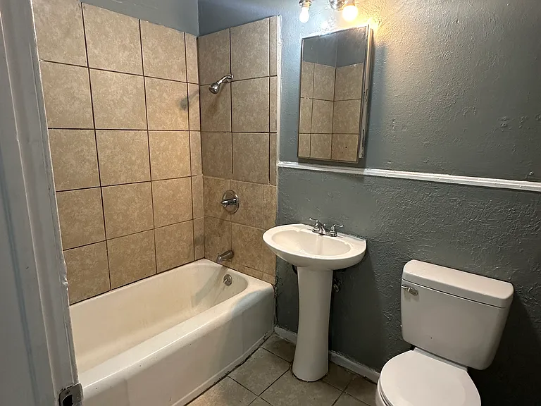 501 E 5th St #3 — Photo 5