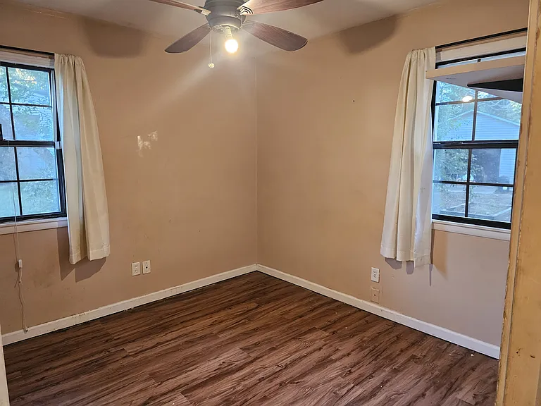 4695 Geneva Dr — Photo 8