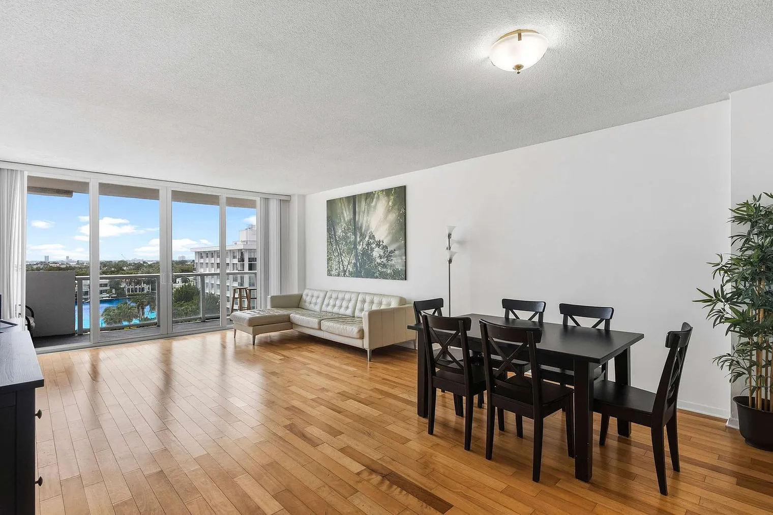 2 bed, 2.0 bath, 925 sqft, $4,117 — Photo 2