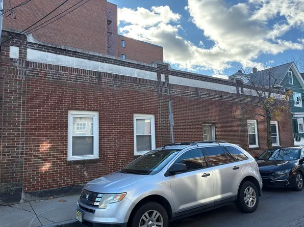 82 Sacramento St, Somerville, MA 02143