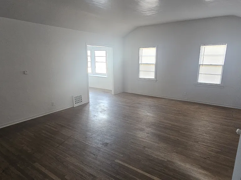 225 E Fredricks St — Photo 5