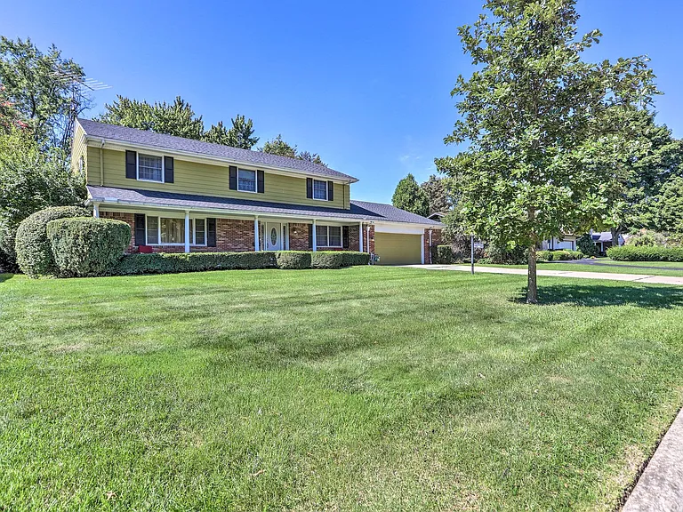Pinelawn Dr — Photo 1