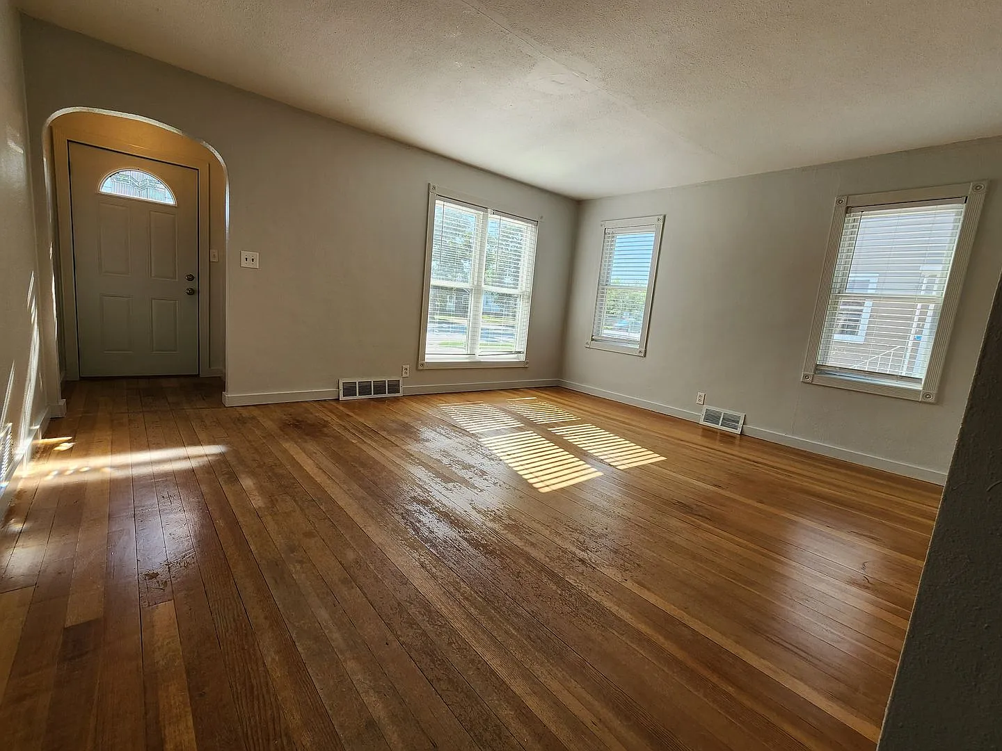 Charming Old-School 4-bedroom Home for Rent! — Photo 3
