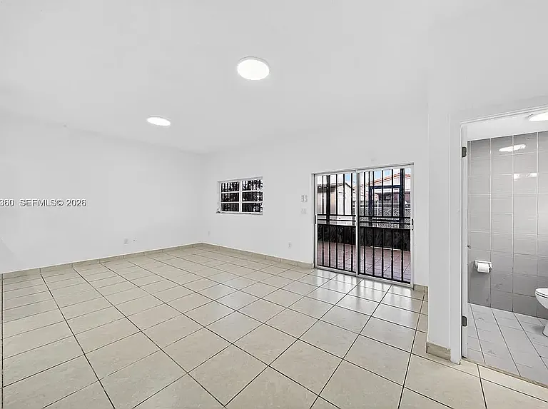 929 W Beacon Ave — Photo 3