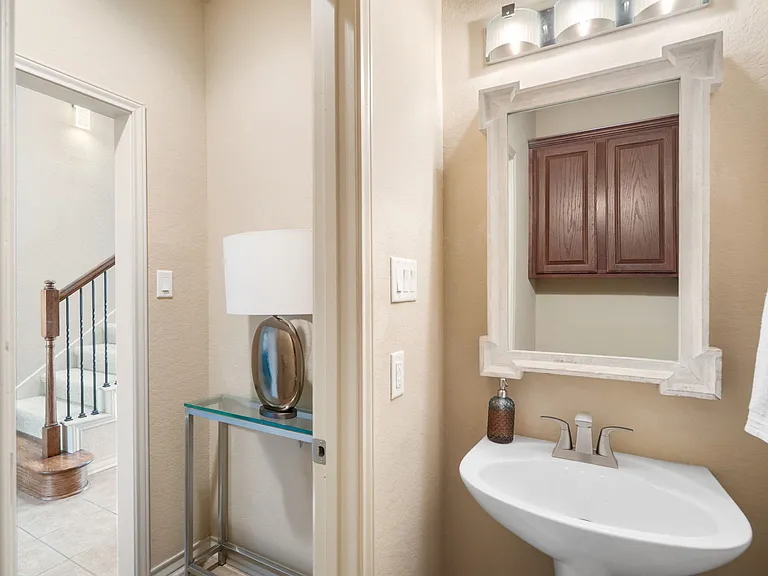 970 Parkview Dr — Photo 16