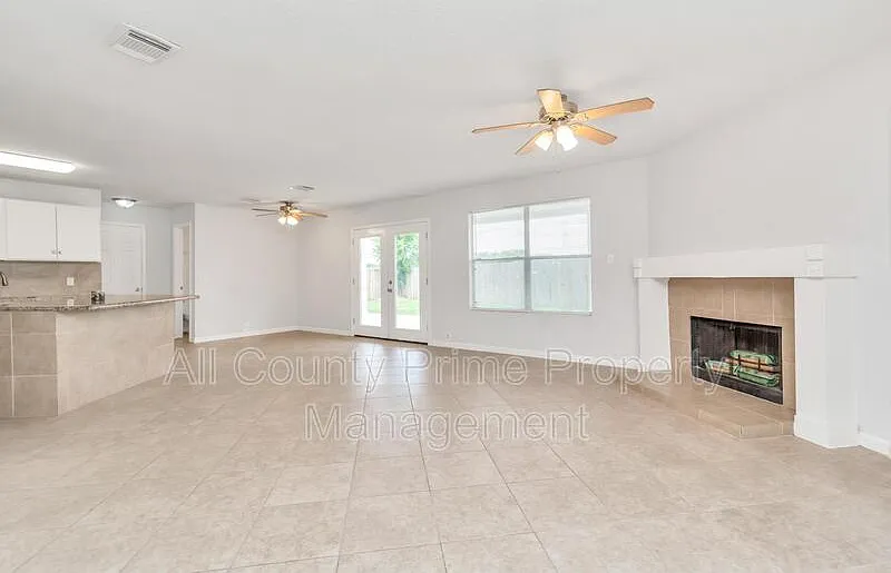 4 bed, 2.5 bath, 2897 sqft, $2,450 — Photo 4