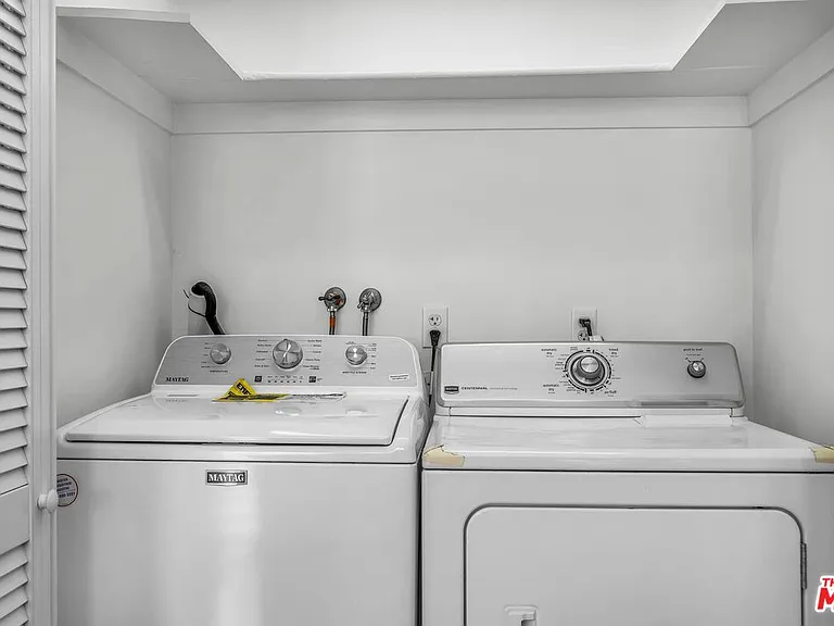 10810 Rochester Ave — Photo 47