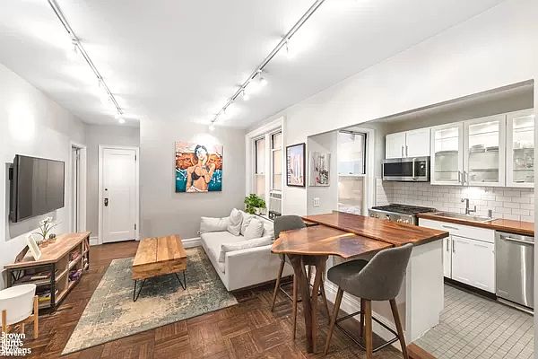 1st image of 233 W 21st St APT 1B