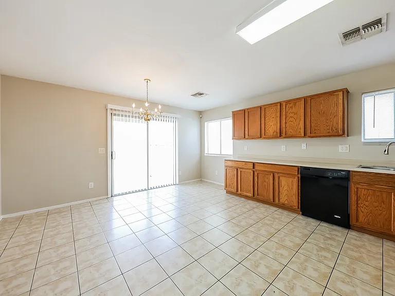 7222 S 37th Dr — Photo 8
