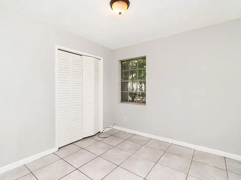 1517 Colgin St — Photo 2