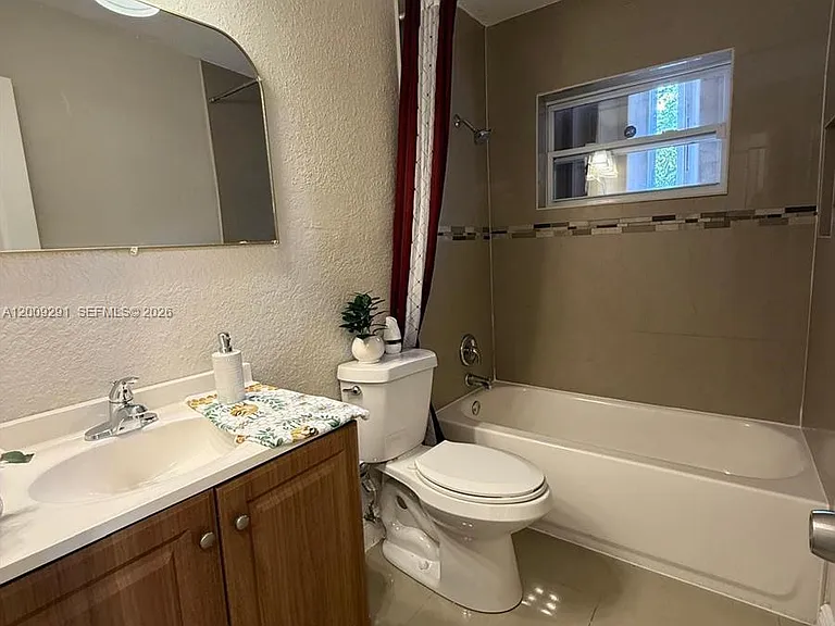 525 NW 15th Ter — Photo 21