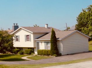 210 Briar Ln, Lindenhurst, IL