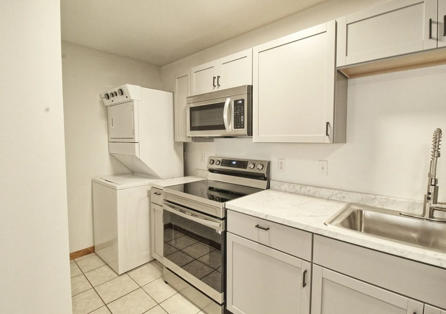 600-Carriage Court Apartments — Photo 4