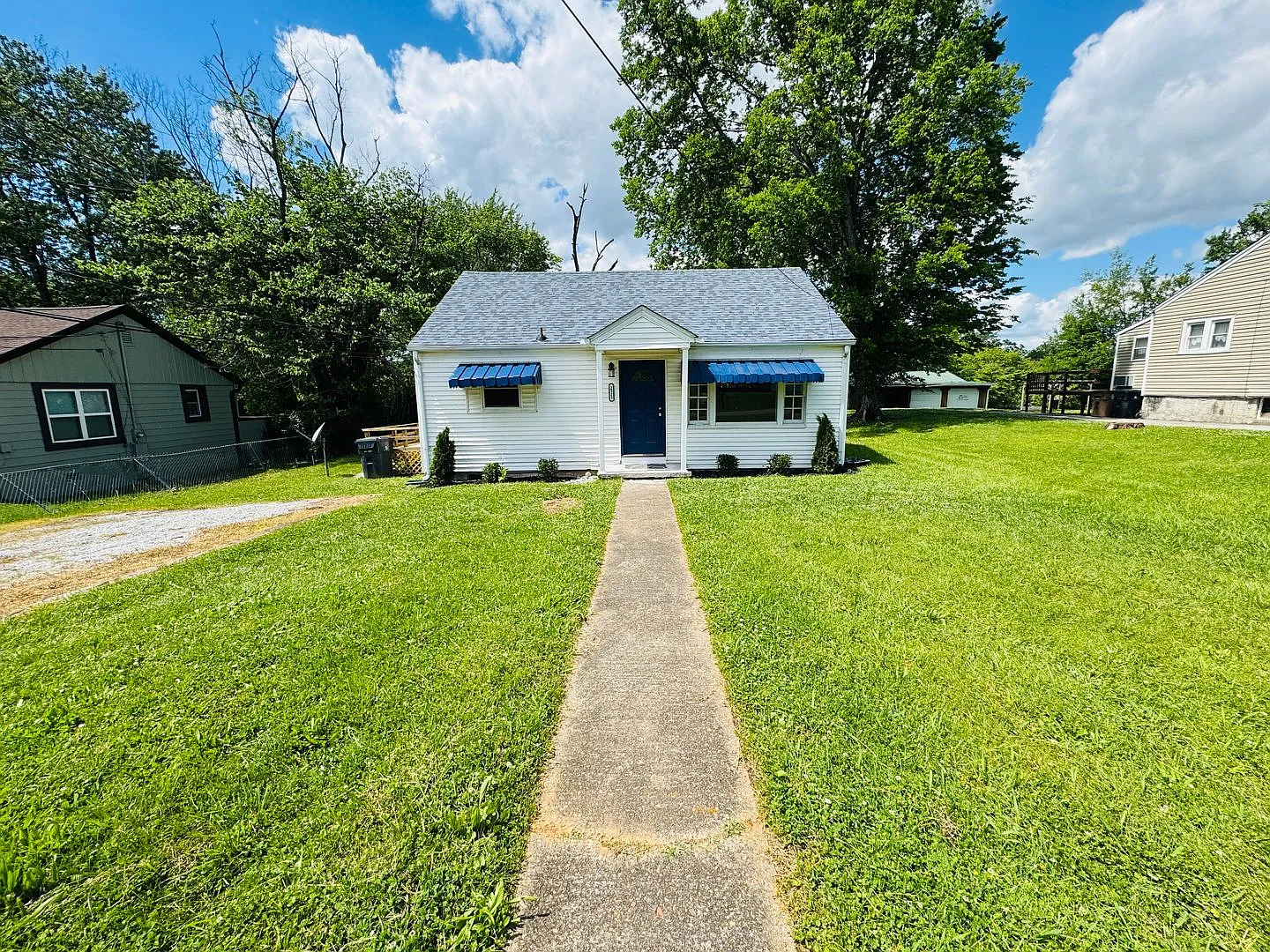 2 Bed, 1 Bath house w/ large level yard and laminate floors — Photo 1