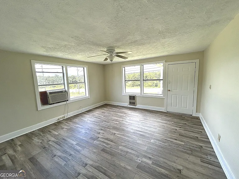 2455 Pegasus Pkwy #A — Photo 3