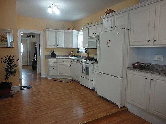 5th image of 70 Russell Ave