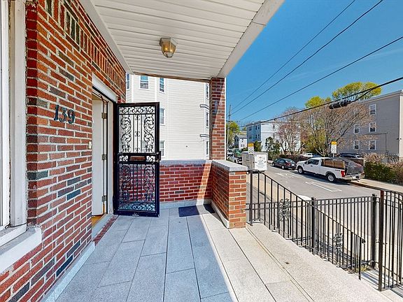 4th image of 139 Selden St
