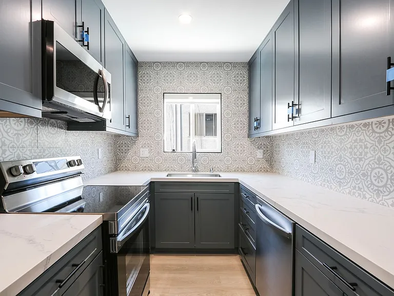 2136 Colby Ave — Photo 10