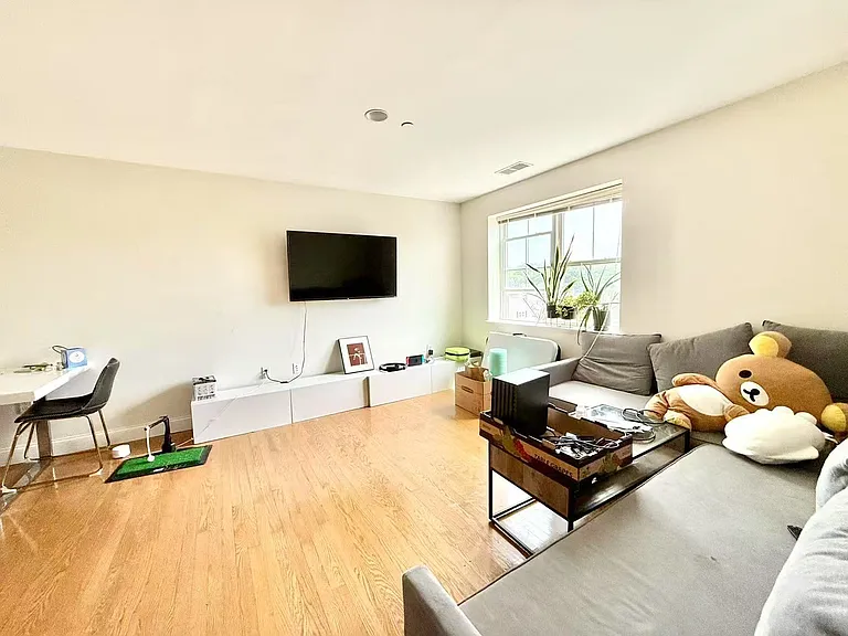 120 Wyllis Ave — Photo 3
