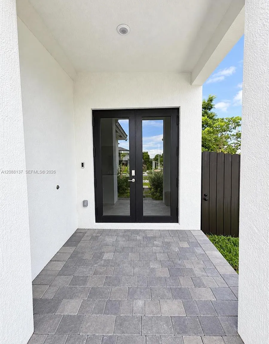 3 bed, 2.0 bath, 2424 sqft, $4,000 — Photo 2