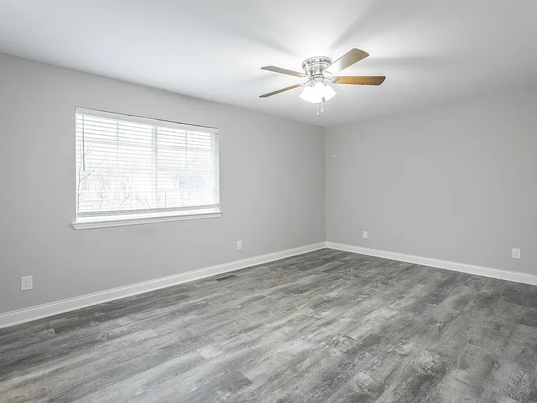 8214 Holly Crest Dr — Photo 46