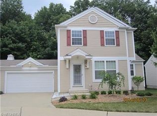 26780 Village Ln #14, Olmsted Falls, OH 44138