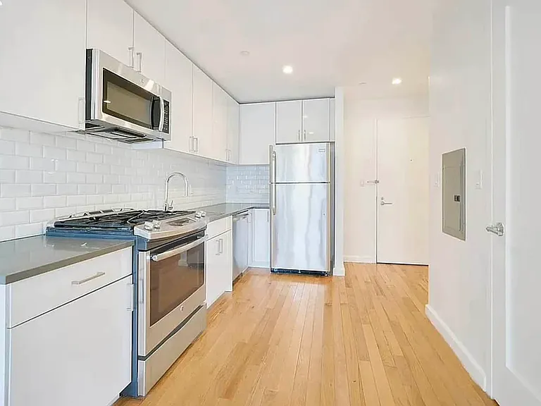 2211 3rd Ave #4P — Photo 4