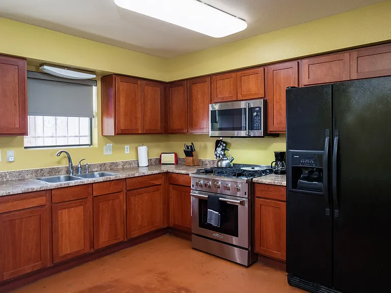 1327 E Pierce St — Photo 13
