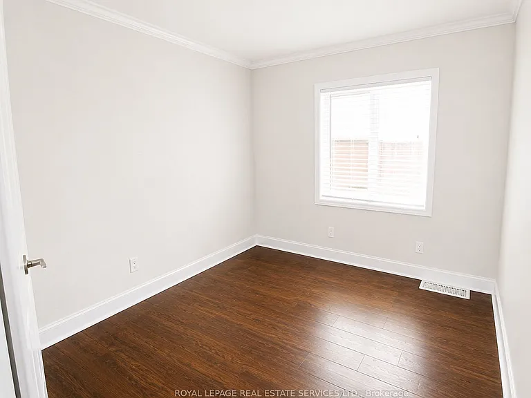 132 Elmwood Rd #MAIN FLOOR — Photo 7