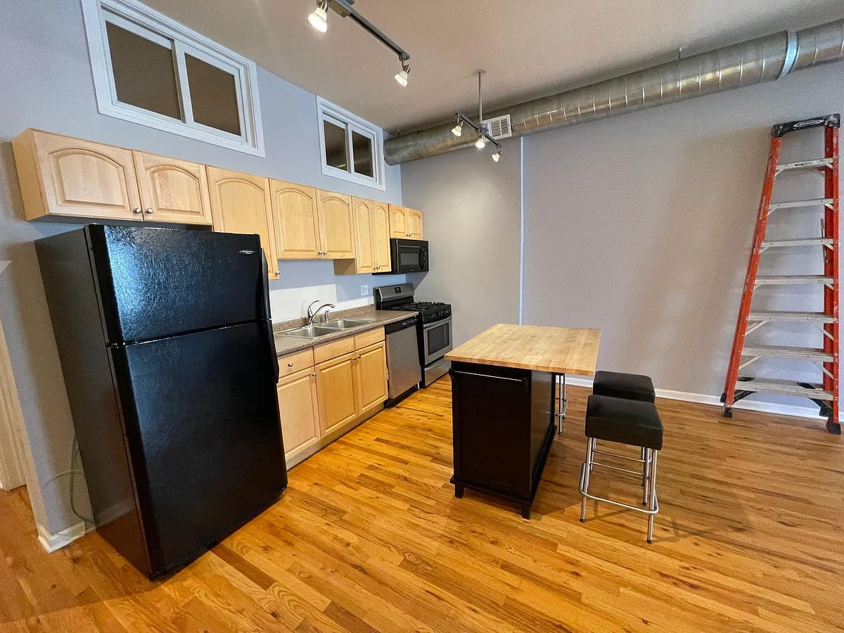 Building Photo - 1302 N Milwaukee Ave #202