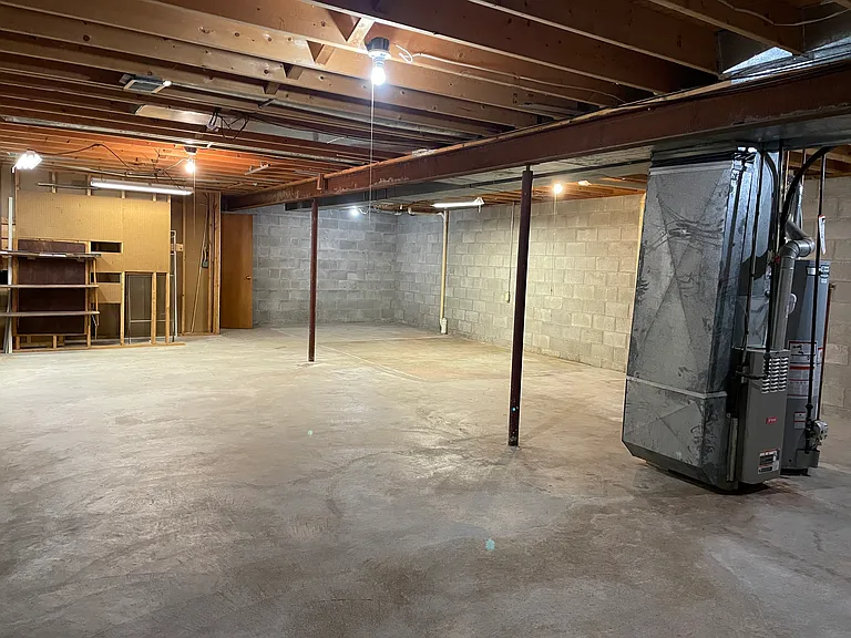 Full unfinished basement.