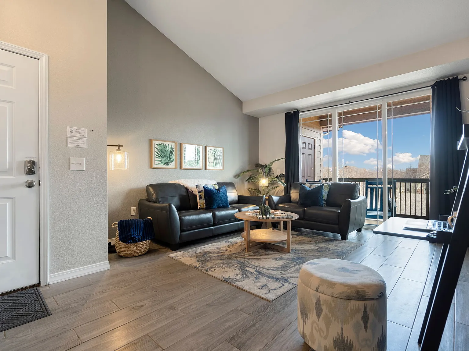 2 bed, 1044 sqft, $2,950 — Photo 2