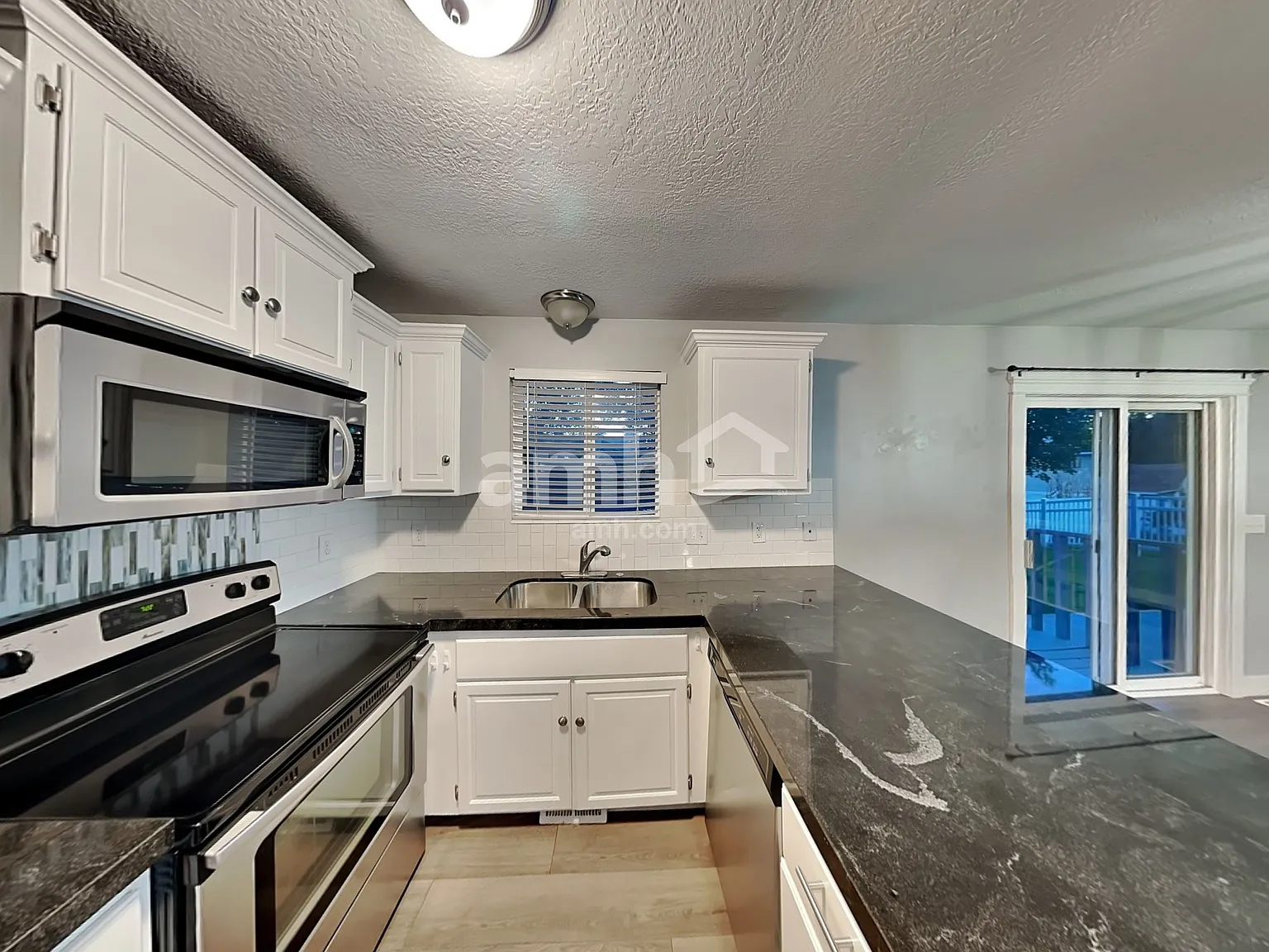 5 bed, 2.0 bath, 2140 sqft, $2,585 — Photo 3