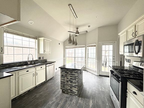 3rd image of 7120 Chateau Dr