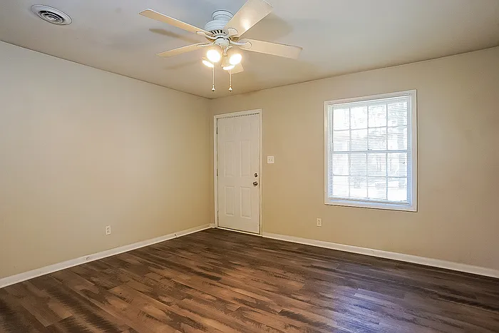 3 bed, 1.0 bath, 1014 sqft, $1,295 — Photo 3