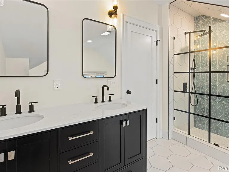 374 E Grand Blvd #2A — Photo 17
