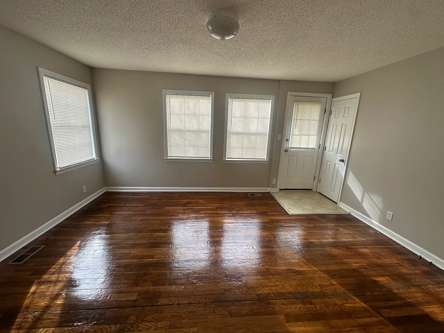 2 bed, 800 sqft, $1,000 — Photo 3